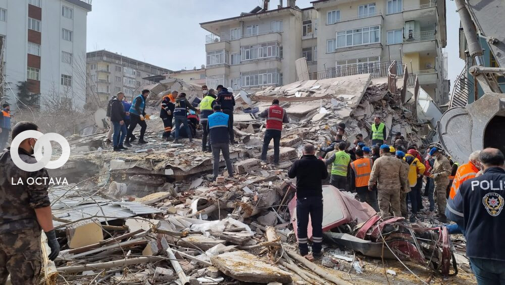 Nuevo terremoto deja heridos y más edificios destrozados