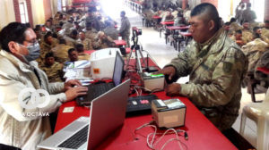 Técnico del Serecí registra a joven conscripto en el Regimiento RI-26 Mariscal Azurduy del municipio de Colomi, Cochabamba. Foto. TSE