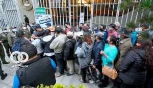 Filas en puertas del Banco Central de Bolivia para la compra de dólares al precio oficial. Foto: LA PLATA