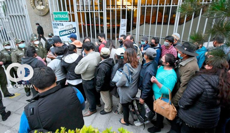 Filas en puertas del Banco Central de Bolivia para la compra de dólares al precio oficial. Foto: LA PLATA