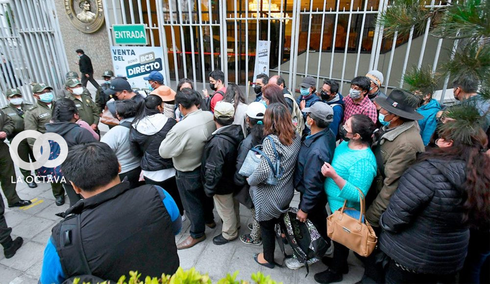 Filas en puertas del Banco Central de Bolivia para la compra de dólares al precio oficial. Foto: LA PLATA