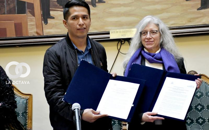Andrónico Rodríguez, Presidente de la cámara de Senadores y Nidya Pesántez, jefa de oficina de ONU Mujeres en Bolivia, firman el Memorando.