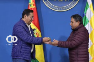 Arce entrega el bastón de mando al vicepresidente David Choquehuanca.