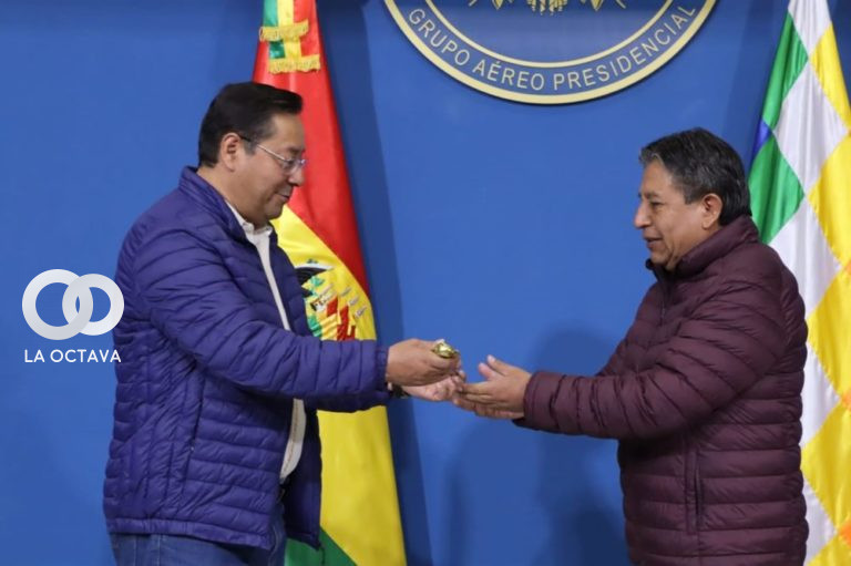 Arce entrega el bastón de mando al vicepresidente David Choquehuanca.
