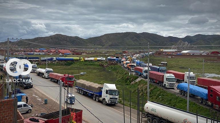Camiones bolivianos parados para ingresar a Perú.