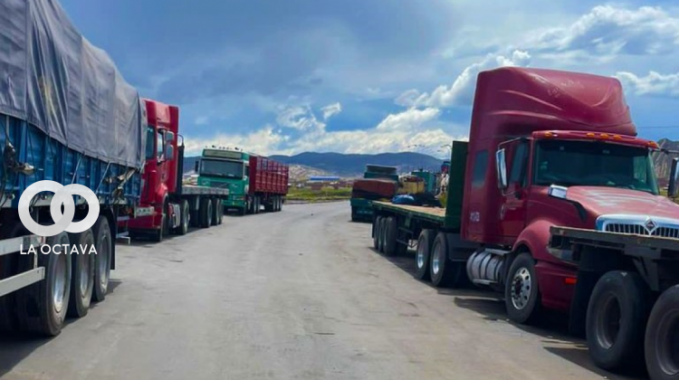 Camiones parados en territorio peruano. Foto. Cancillería