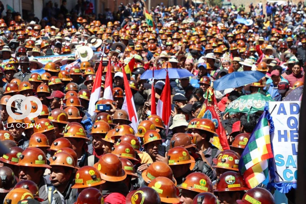 Cooperativistas mineros en la entrega de obra en Potosí
