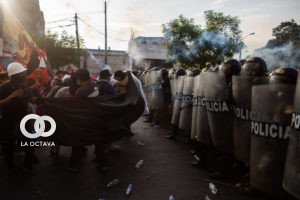Enfrentamiento peruanos con la policia en manifestaciones en contra del gobierno de Boluarte.