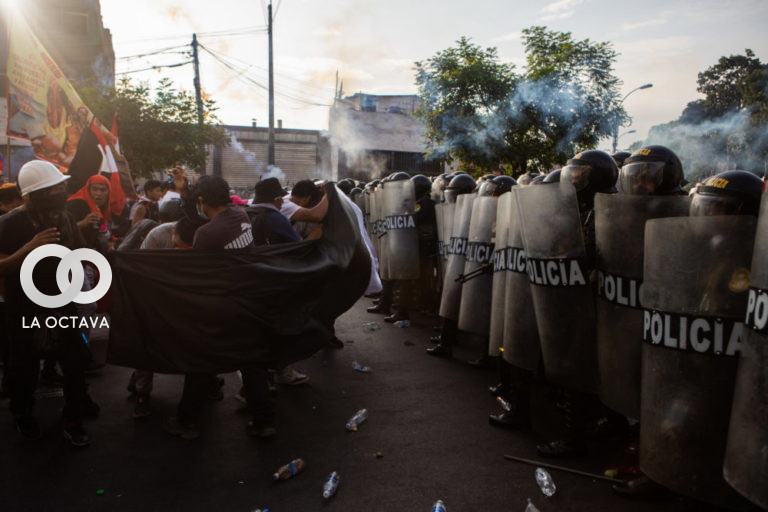 Enfrentamiento peruanos con la policia en manifestaciones en contra del gobierno de Boluarte.
