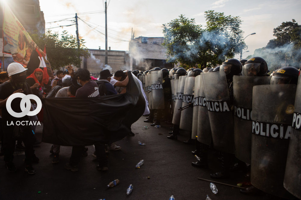 Enfrentamiento peruanos con la policia en manifestaciones en contra del gobierno de Boluarte.