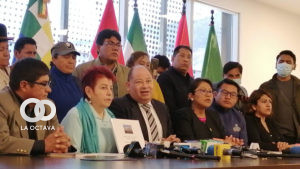Ex Ministro junto a la bancada del ala evista.