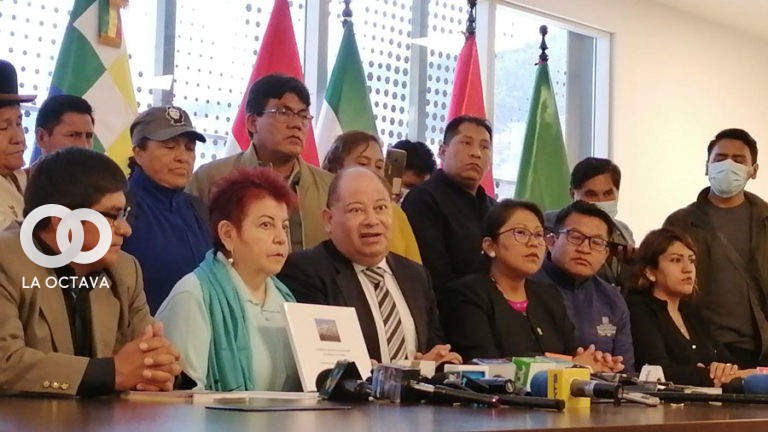 Ex Ministro junto a la bancada del ala evista.