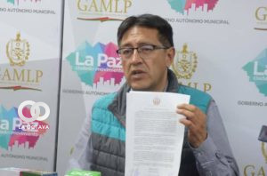 Gonzalo Barrientos, director de Gobernabilidad de la Alcaldía de La Paz, muestra documentación
