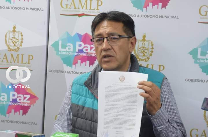 Gonzalo Barrientos, director de Gobernabilidad de la Alcaldía de La Paz, muestra documentación