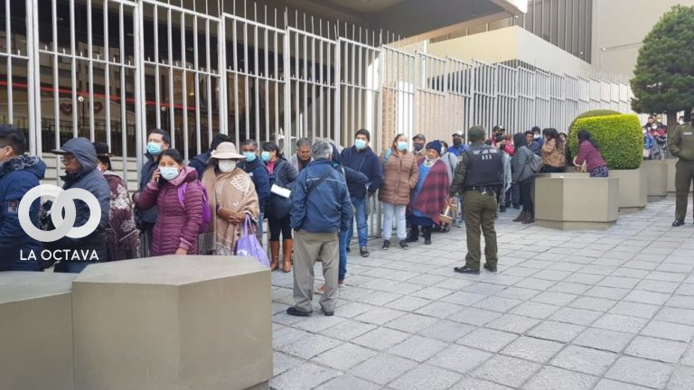 Filas en el BCB para la compra de dólares.