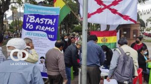 Firmas de libros para apoyar un referéndum por la reforma judicial.