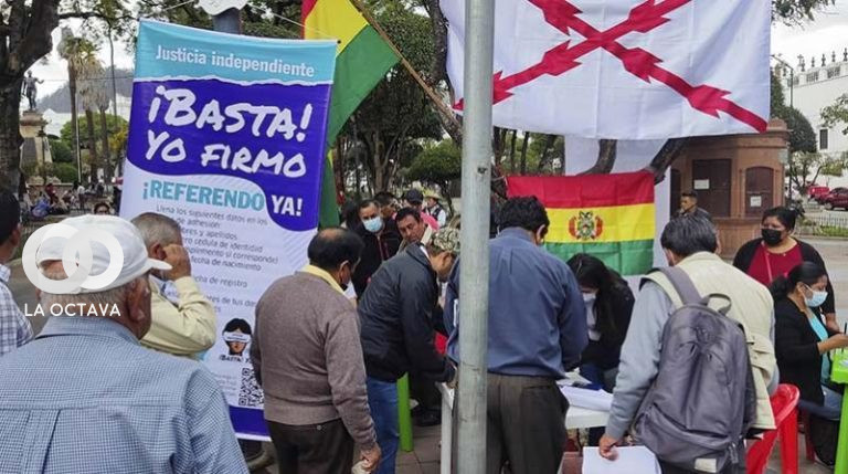Firmas de libros para apoyar un referéndum por la reforma judicial.