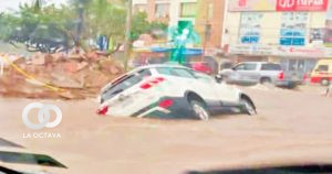 Vehículo resultó maltrecho en la intensa lluvia. Foto: Milenka Rivera