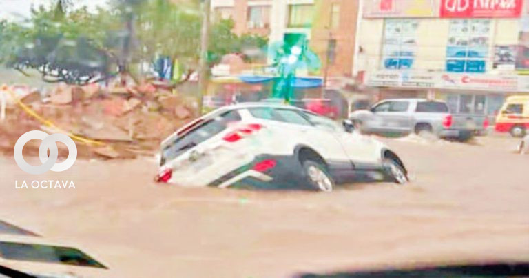 Vehículo resultó maltrecho en la intensa lluvia. Foto: Milenka Rivera