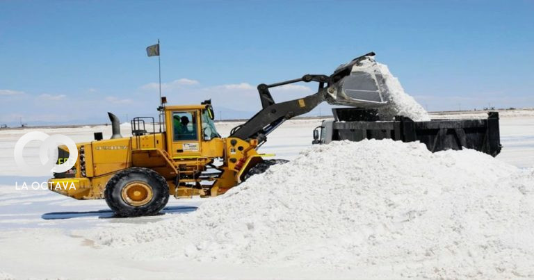 Extracción de salmueras de las piscinas en el salar de Uyuni. Foto. YLB