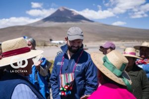 Gabriel Boric junto a pobladores de la localidad de Colchane en la región de Tarapacá (Chile). Foto: Presidencia De Chile