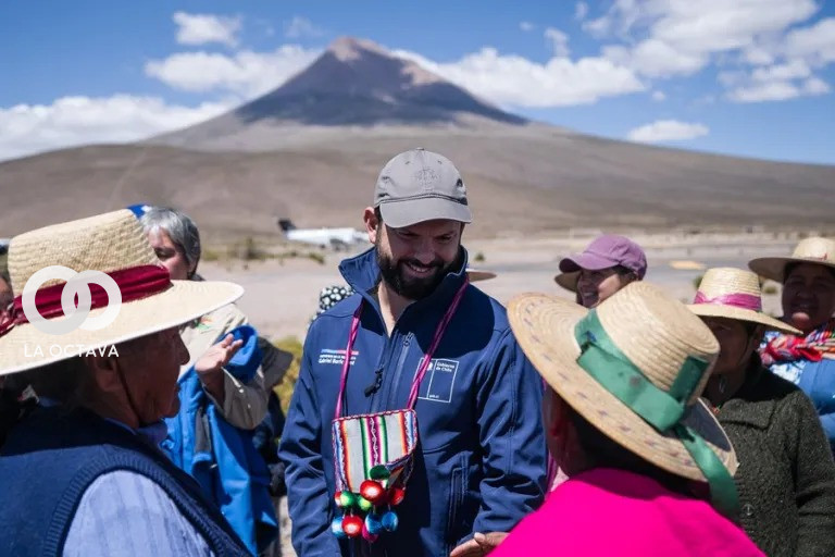 Gabriel Boric junto a pobladores de la localidad de Colchane en la región de Tarapacá (Chile). Foto: Presidencia De Chile
