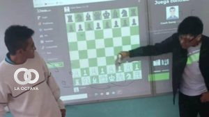 Estudiantes de la ESFM de Puerto Rico explican sobre el juego del ajedrez. Foto: Ministerio de Educación