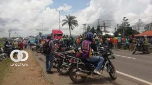 Mototaxitas en el bloqueo instalado en la carretera Cochabamba Santa Cruz