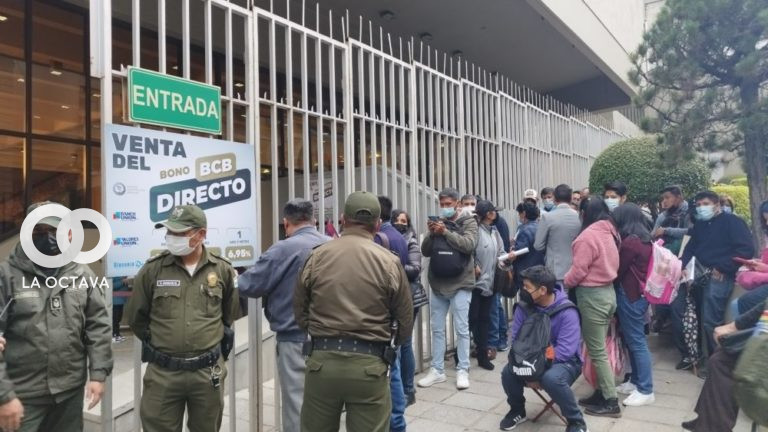 Filas de espera en BCB, foto: La Octava