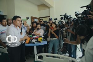Jeyson Auza, Ministro de Salud y Deportes, en una conferencia de prensa