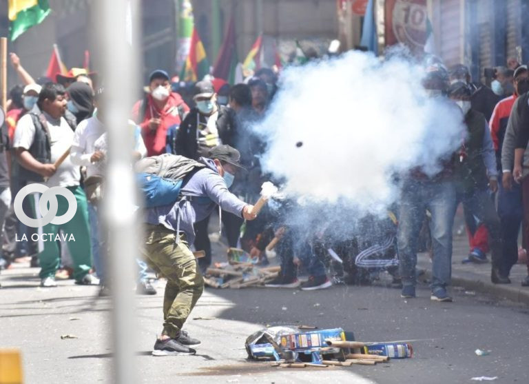 Maestros urbanos cumplen tercer día de movilización.