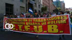 Marcha de la Confederación de Trabajadores de Educación Urbana de Bolivia (CTEUB) en el centro paceño