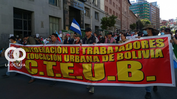 Marcha de la Confederación de Trabajadores de Educación Urbana de Bolivia (CTEUB) en el centro paceño