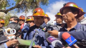 Mineros de las cooperativas del norte de Potosí dando lectura a su voto resolutivo esta jornada en Plaza Murillo