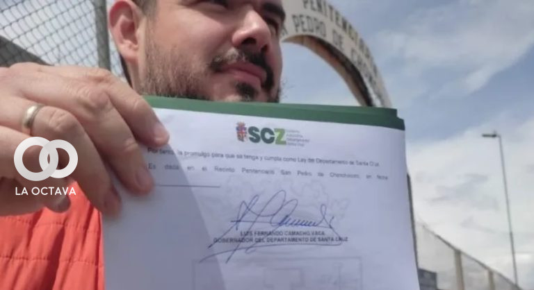 Suárez con la Ley de Ausencia Temporal promulgada.