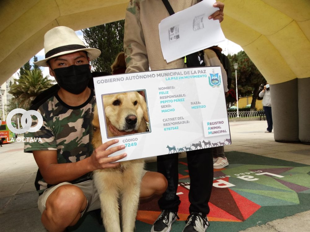 Un joven con su mascota se sacan la foto de la carnetización. Foto: AMUN.