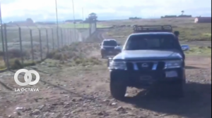 Caravana que transportó a la delegación de la CIDH hasta Chonchocoro. Foto: ANF