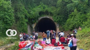 Maestros de Tarija en un punto de bloqueo en Bermejo. Foto: ANF