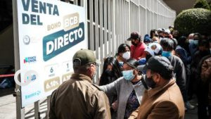 Filas en puertas del Banco Central de Bolivia para la compra de dólares. Foto: Página Siete