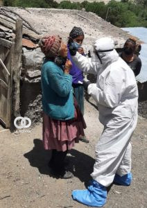 Personal de salud toma recaudo epidemiológico con las personas que tuvieron contacto con los pollos. Foto: SEDES