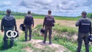 Un grupo de policías inspeccionan el predio Santagro. Foto: Felcc