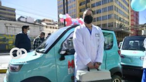 Los autos eléctricos que realizarán la campaña de vacunación. Foto: GAMLP