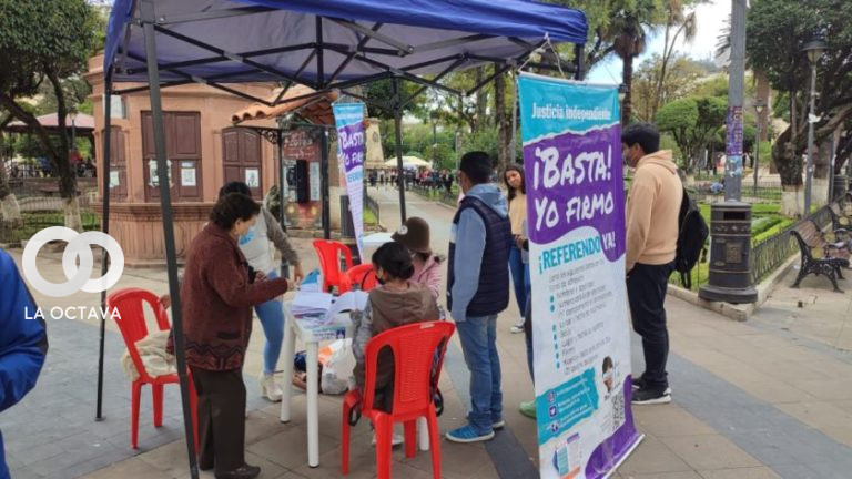 Uno de los puntos de recolección de firmas en la ciudad de Sucre. Foto: CORREO DEL SUR