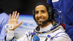 Astronauta árabe camina por el espacio.