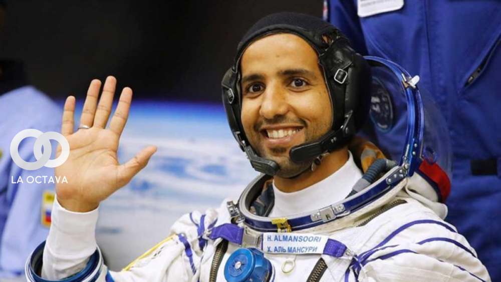 Astronauta árabe camina por el espacio.