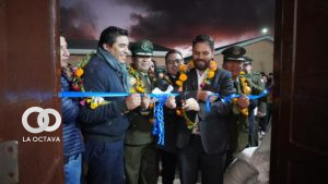 Autoridades realizan la entrega de equipos y carpas solares.