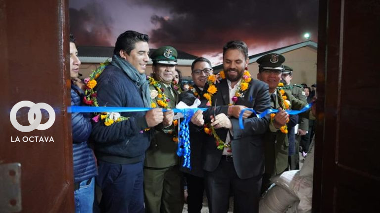 Autoridades realizan la entrega de equipos y carpas solares.