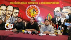El dirigente del magisterio urbano Patricio Molina (c) en rueda de prensa.