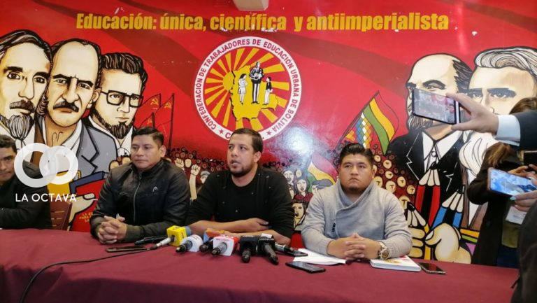 El dirigente del magisterio urbano Patricio Molina (c) en rueda de prensa.