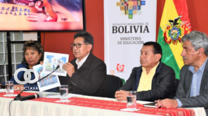El ministro Edgar Pary muestra las ilustraciones. Foto. Ministerio de Educación
